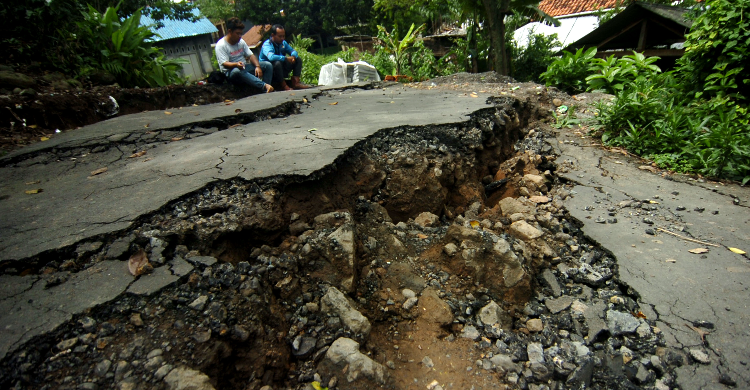 10 Wilayah Masuk Zona Rawan Longsor Serem DKI Digoyang Banjir Gempa