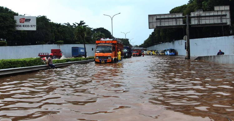 Banjir Jakarta Tutup Akses Tol Tb Simatupang