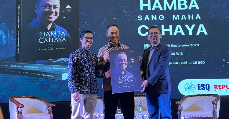 Hamba Sang Maha Cahaya Buku Biografi Kisah Perjalanan Hidup Ary Ginanjar