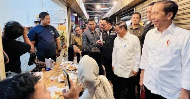 Ke Pasar Cihapit Jokowi Cek Harga Sembako Bagi Bansos Hingga Bertemu