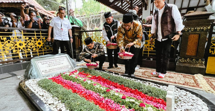 Mahfud Md Jumpai Kiai Dan Santri Hingga Ziarah Ke Makam Pendiri Nu