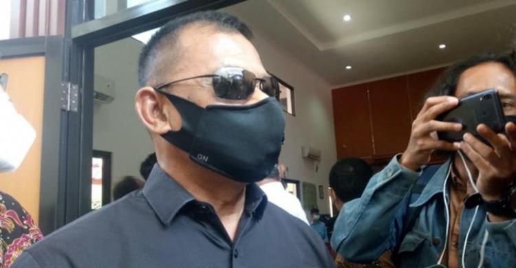 Muncul Di Pengadilan Pentolan KAMI Gatot Serba Hitam