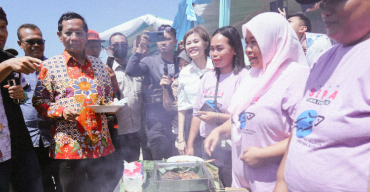 Nelayan Marunda Makan Seafood Bareng Mahfud