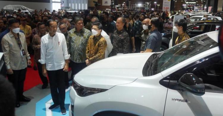 Presiden Jokowi Jajal Naik Kijang Innova Zenix Hybrid