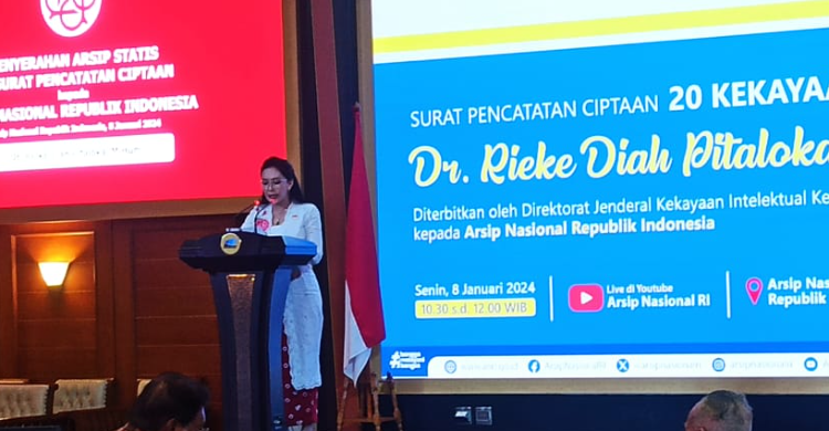 Rieke Serahkan Surat Pencatatan Ciptaan Kekayaan Intelektual Ke Anri