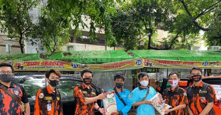 SAPMA Pemuda Pancasila Bagikan Beras Dan Masker Ke Warga Sekitar Gedung DPR