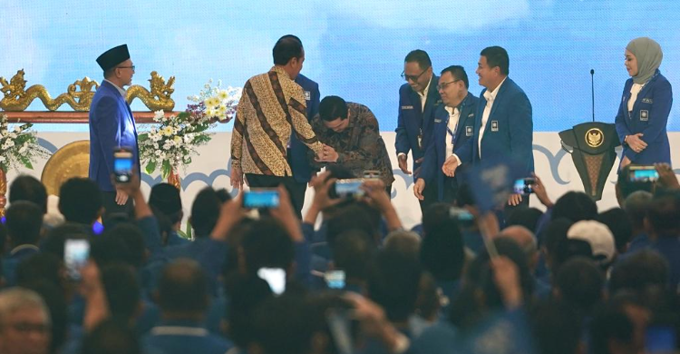 Zulhas Sodorkan Duet Ganjar Erick Jokowi Tersenyum