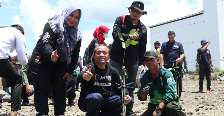 Duet Bareng IKA PIMNAS KLHK Rehabilitasi Ekosistem Mangrove Kalimantan