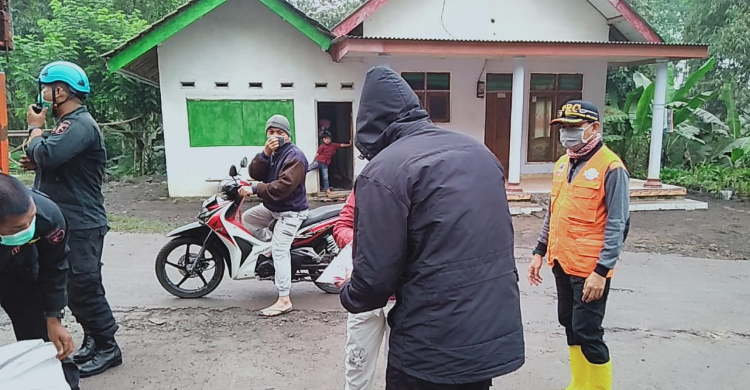 Gunung Semeru Luncurkan Awan Panas 550 Warga Mengungsi