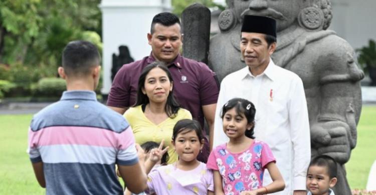 Lebaran Di Yogyakarta Presiden Jokowi Sapa Dan Swafoto Dengan Warga Di