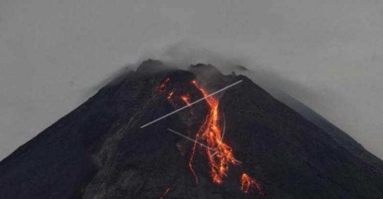 Merapi Luncurkan Kali Guguran Lava Pijar Hingga Meter