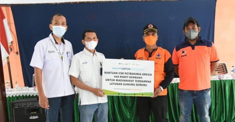 Petrokimia Gresik Serahkan Bantuan Paket Sembako Untuk Korban Semeru