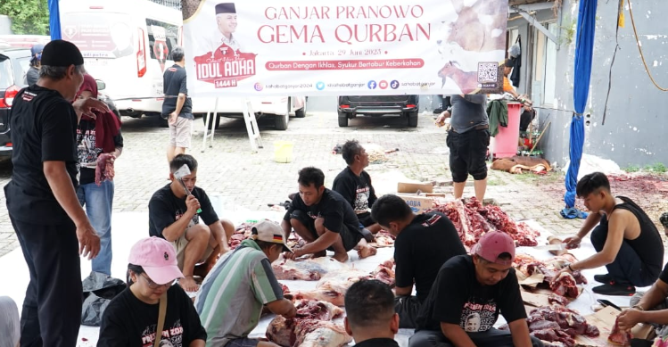 Sahabat Ganjar Bagikan Ratusan Paket Daging Kurban Untuk Warga Dki Dan