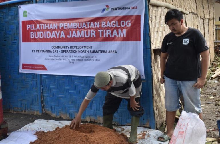 Di Medan Pertagas Ajari Mitra Binaan Cara Bikin Tempat Bibit Jamur Tiram