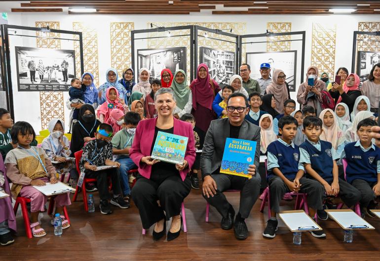 Dubes Australia Penny Williams Resmikan Australian Reading Corner Di Bogor