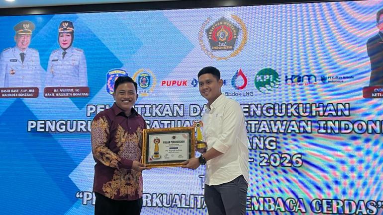 Dukung Kemajuan Olahraga Pupuk Kaltim Raih Golden Siwo Award Dari Pwi