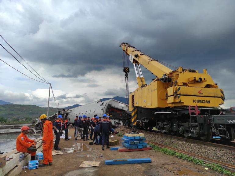 Jalur Kereta Api Bandung Sudah Bisa Dilalui Pasca Kecelakaan