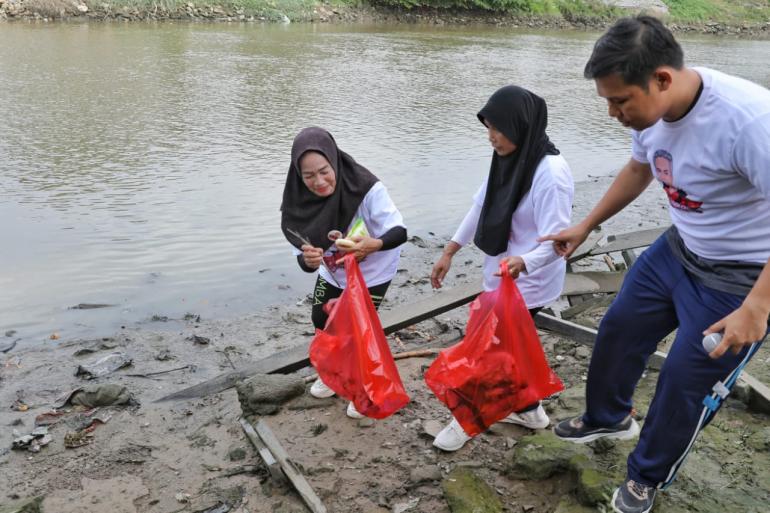 Relawan Ganjar Bersihkan Sungai Dan Galakkan Hidup Sehat Bagi Warga