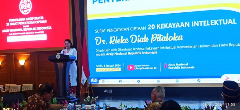 Rieke Serahkan Surat Pencatatan Ciptaan Kekayaan Intelektual Ke Anri