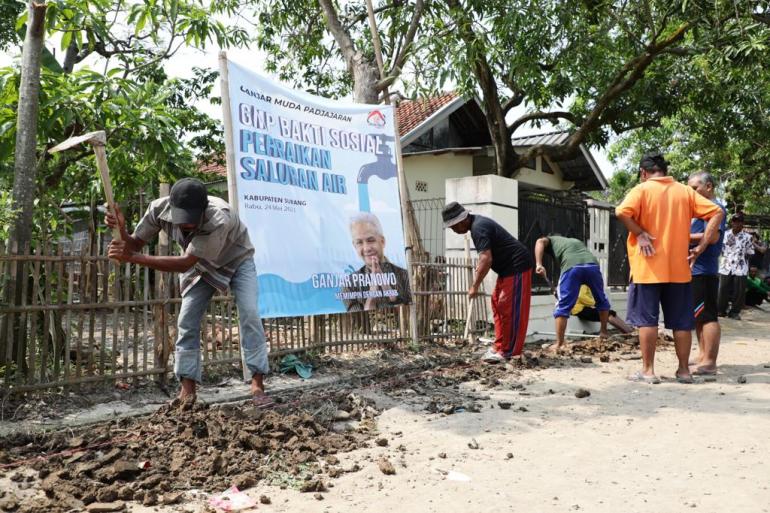 Ganjar Muda Padjajaran Gelar Baksos Perbaikan Saluran Air Di Subang