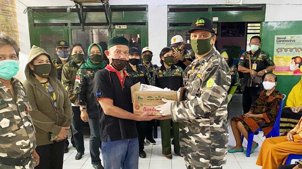 Keluarga Hipakad Bagikan Ribuan Paket Sembako