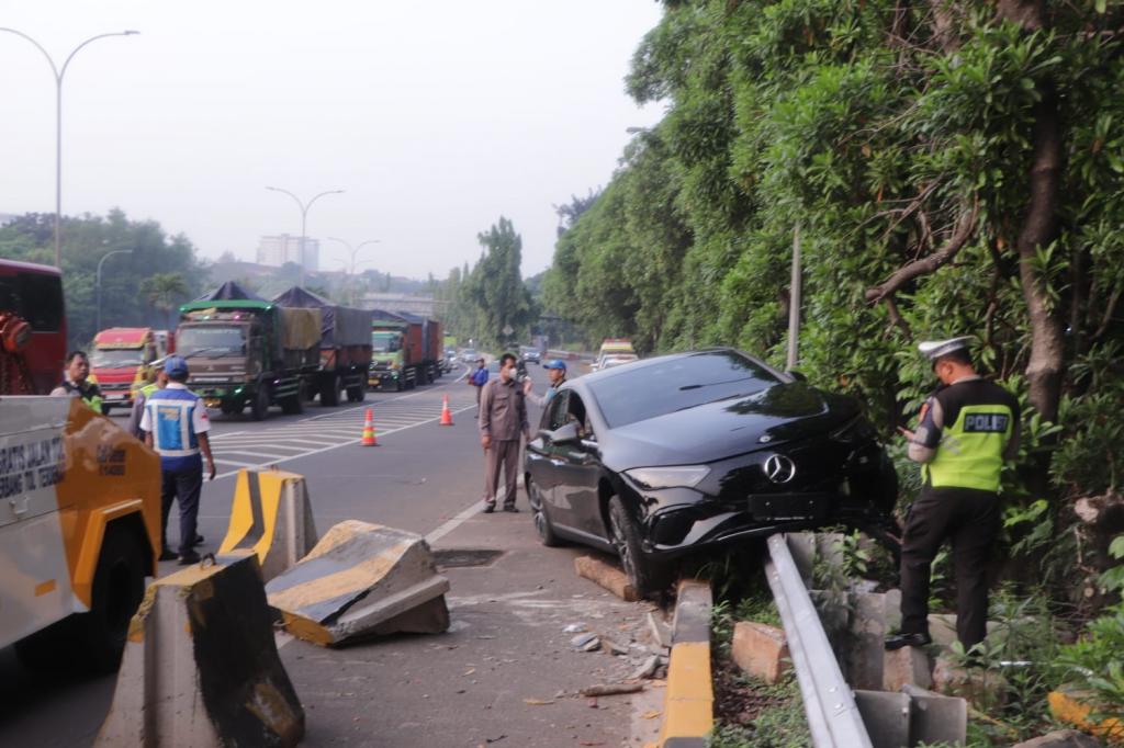 Tabrak Pembatas Jalan Tol