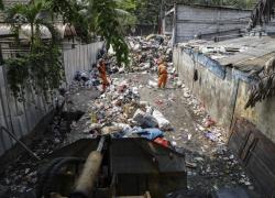 Petugas Gabungan Bersihkan Sampah yang Tutup Akses Jalan