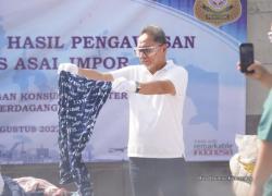 Awali Gerakan Jumat Bersih Mendag Zulkifli Hasan Musnahkan 750 Bal Pakaian Bekas Senilai Rp 8,5 Miliar