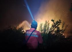 Api Dekati Permukiman, Manggala Agni Padamkan Api Sampai Subuh