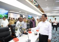 Atasi Keterbatasan Sarana Kementan Kirim Bantuan Alsintan Ke Papua Tengah