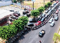 Bahlil Kerahkan Banyak Kapal Angkut Minyak, Dirut Pertamina Turun Ke Lapangan Antrean BBM Belum Kelar