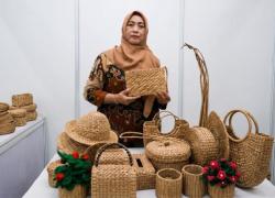 Dari Eceng Gondok Jadi Kerajinan Bernilai, Maryati Tembus Pasar Bali