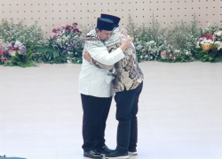 Peluk Dubes Palestina, Prabowo Menangis Di Hadapan Ribuan Santri Gontor
