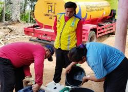 Distribusikan 8.000 Liter Air Bersih Kementerian PU Bantu Warga 
Terdampak Kekeringan Di Banjar