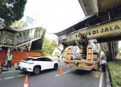 Ditabrak Truk Pembawa Alat Berat JPO Rusak Berat, Lalin Di Gatsu Macet Parah