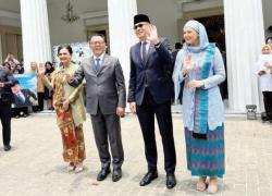 Gelar Sertijab, Menlu Tata Lepas Menko Sugiono Pelukan Hangat Iringi Estafet Diplomasi RI