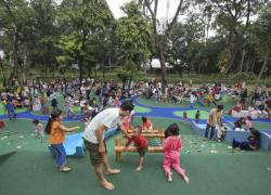 Gelar Tikar, Makan Camilan & Bermain Orangtua & Anak Nikmati Suasana Taman Bendera
