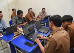 Guru di Bandung Barat Manfaatkan Papan Digital dan AI untuk Pembelajaran