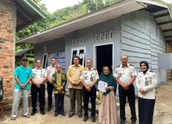 Haru Ibu Yurmina Saat Bedah Rumah Kemenimipas Di Merangin