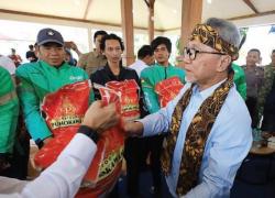 Jaga Daya Beli Masyarakat Zulhas Salurkan Bantuan Beras Untuk Warga Nganjuk
