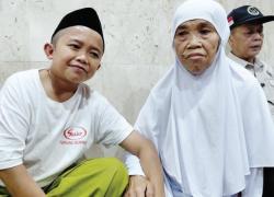 Jualan Daun Pisang Antar Mbah Painah Berhaji