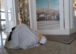 Kegembiraan Jemaah Haji Tiba di Tanah Suci: Dari Sujud Syukur, Nangis, Sampai Selfie di Bandara
