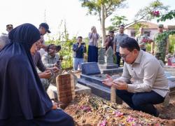 KSP Dudung Takziah Ke Makam Manajer Kopdes Merah Putih M Rifki di Sumedang