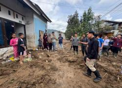 Kunjungi Korban Banjir Sumbar, Gibran Tampung Keluhan Warga