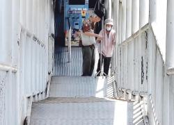 Laporan Jurnalis Rakyat Merdeka Dari Slipi Lansia Kesulitan Naik JPO Di Depan RS Harapan Kita