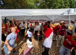 Lomba Makan Kerupuk Meriahkan HUT ke-81 RI di Paris