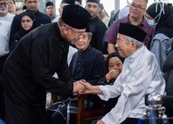 Mantan PM Malaysia Mahathir Mohamad Dirawat di Institut Jantung Nasional
