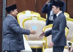 Melihat Kemesraan Presiden Ke-8 & Presiden Ke-7 Prabowo Beri Hormat Jokowi Kasih Jempol