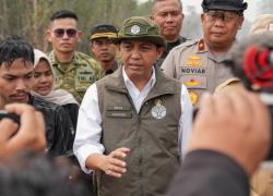 Menhut Raja Juli Tinjau Karhutla di Kalsel, Pastikan Pemadaman Maksimal