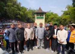 Menko Airlangga Ajak Warga Lestarikan Tradisi Grebeg Ageng Andum Apem Yaaqawiyyu